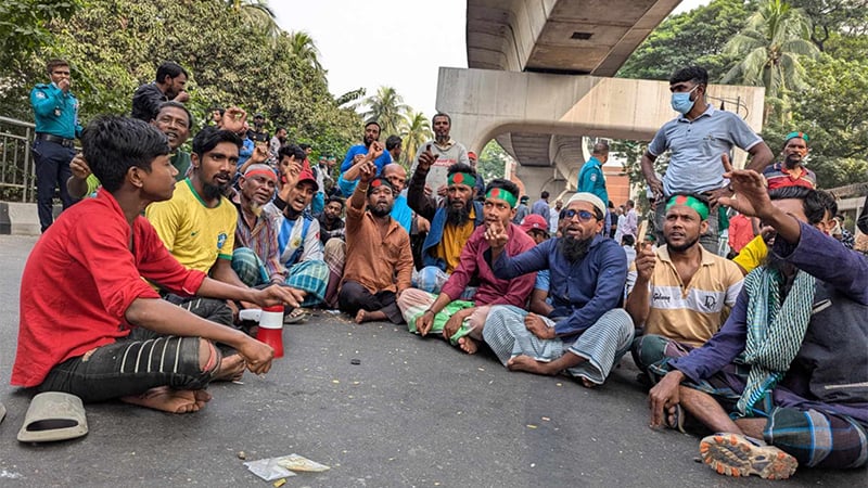 ঢাকার বিভিন্ন সড়কে ব্যাটারিচালিত রিকশাচালকদের অবস্থান, চলাচল ব্যাহত